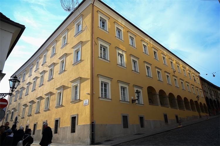 Tituš Brezovački Gymnasium (“Gimnazija Tituš Brezovački”)
