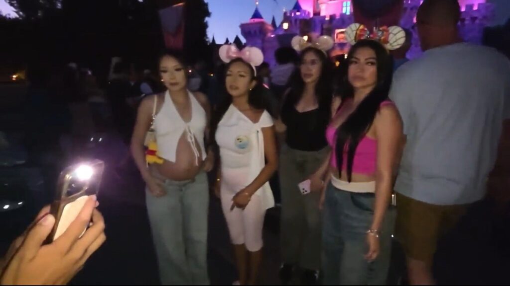 The streamers were posing for a photo until a man walked behind them (Image via Kick/chowbabygirl)