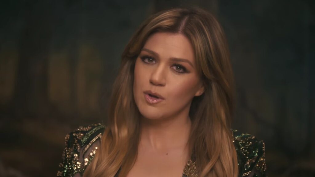Kelly Clarkson responds to Art Of Play ((Image via YouTube/@kellyclarkson)