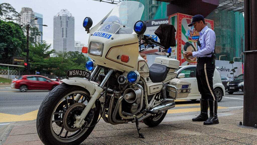 Student in Malaysia attacked female teacher with an axe and livestreamed it (Image via Wikimedia Commons/CEphoto, Uwe Aranas)